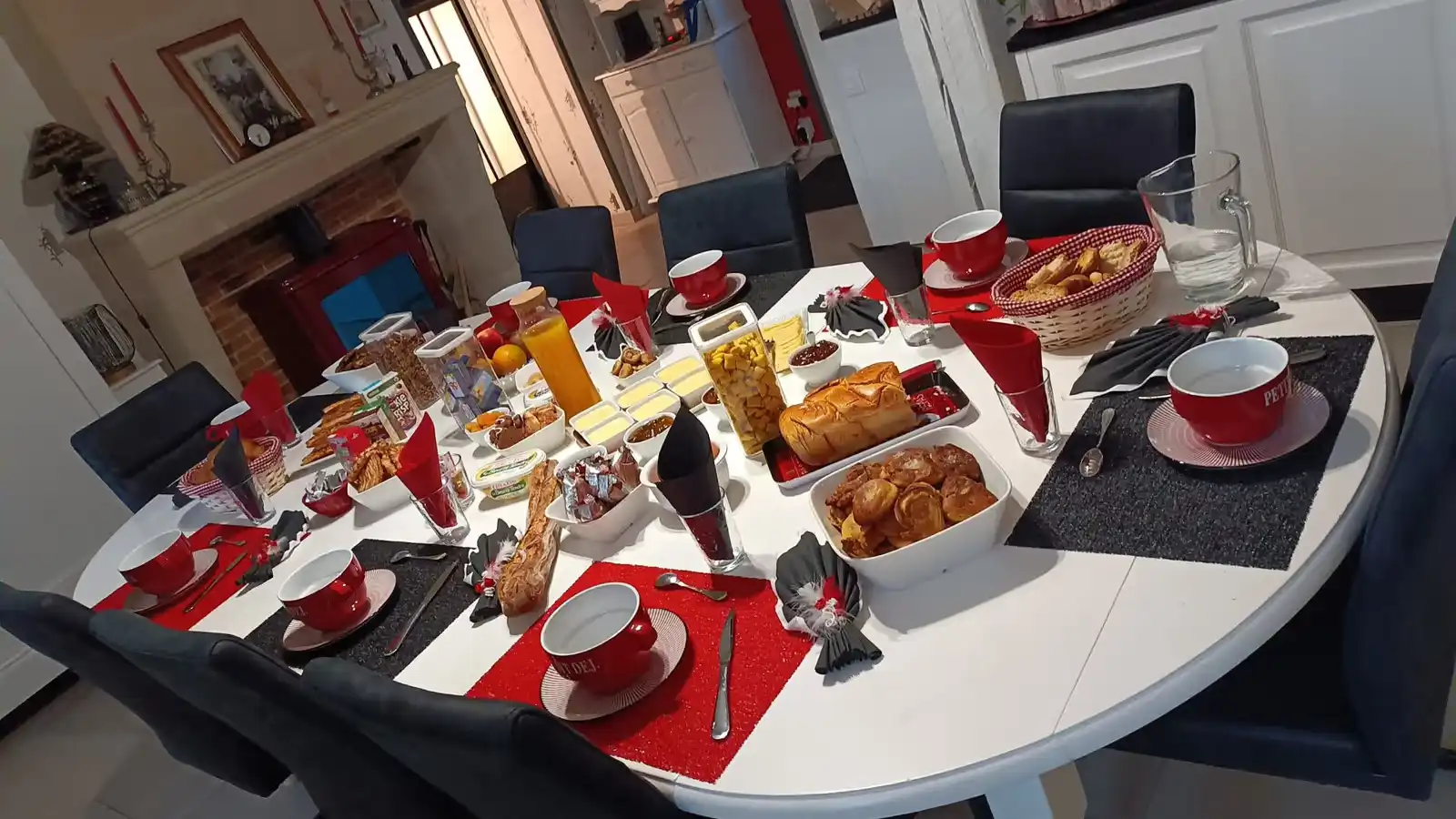 Première photo de la salle à manger (petit déjeuner)